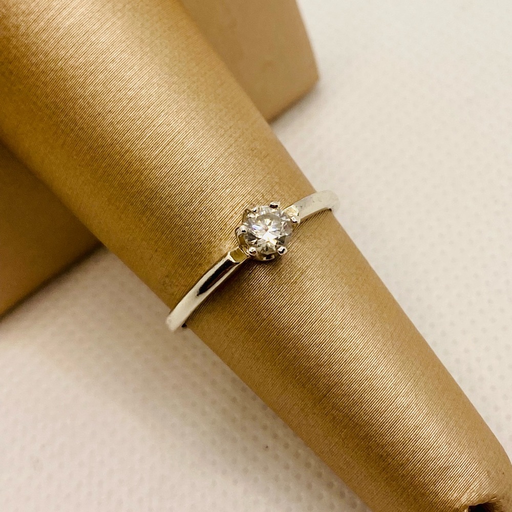 EUC 925 Sterling Silver .25ct Moissanite Ring